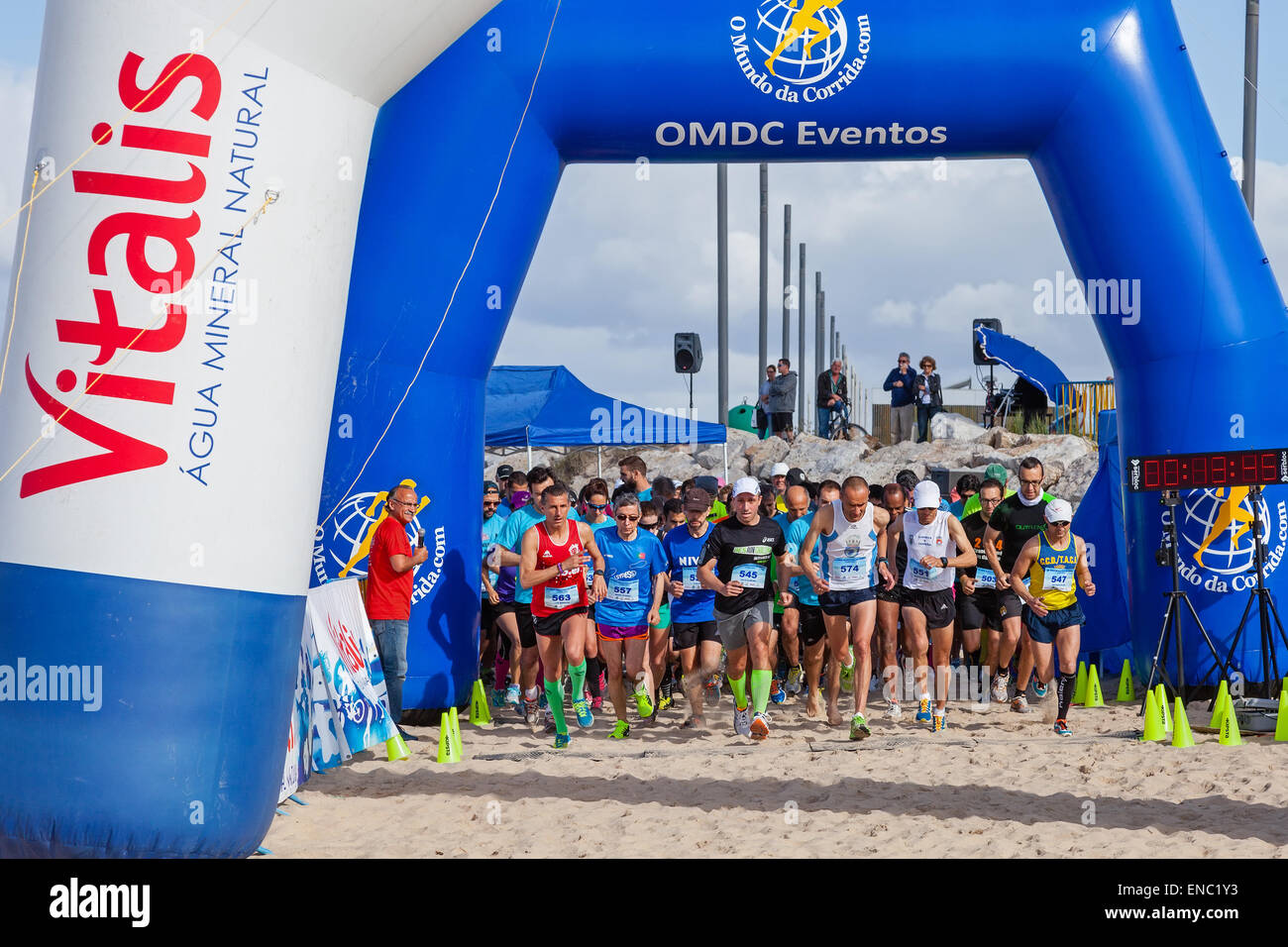 Costa de Caparica. Meia Maratona Das Areias - Halbmarathon des Sandes - Startlinie. Eine sportliche Veranstaltung, die sich wachsender Beliebtheit Stockfoto