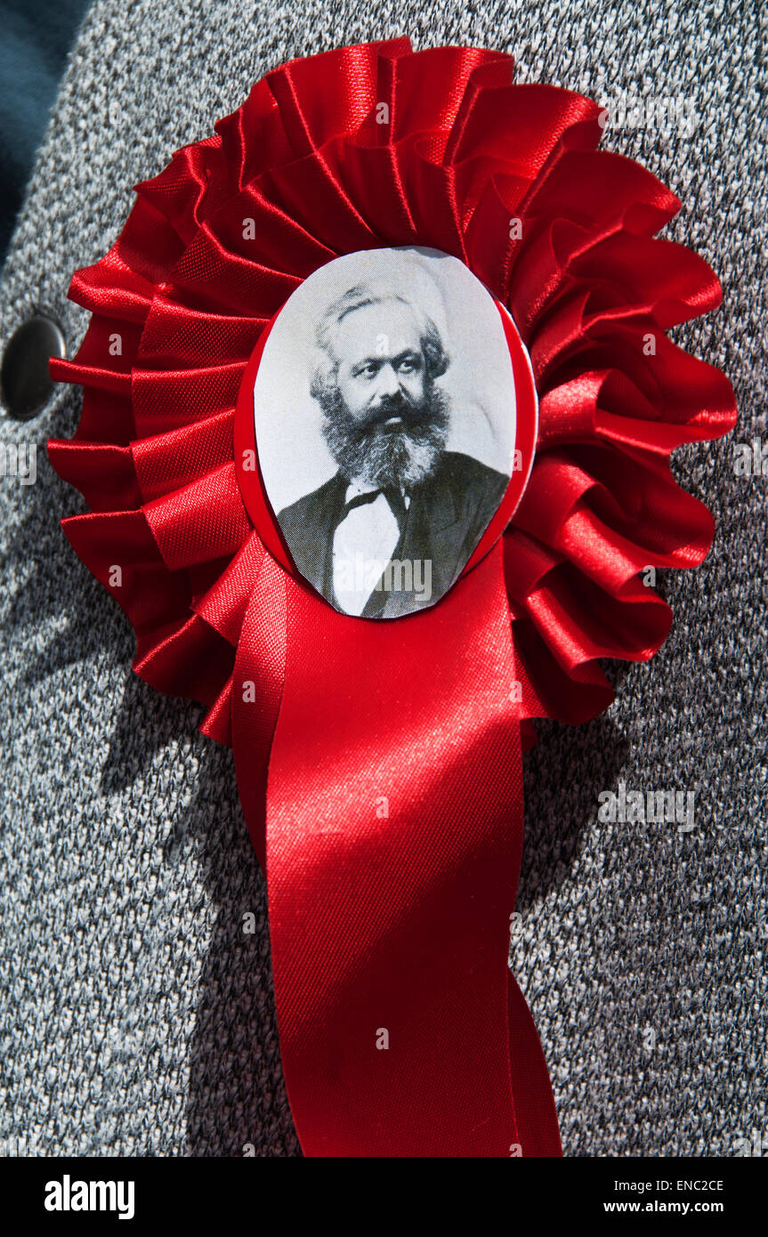 Mayday-Demonstration 2015. Außerhalb der Marx Memorial Library, Clerkenwell. Mann trägt eine rote Rosette mit Bild von Karl Marx Stockfoto