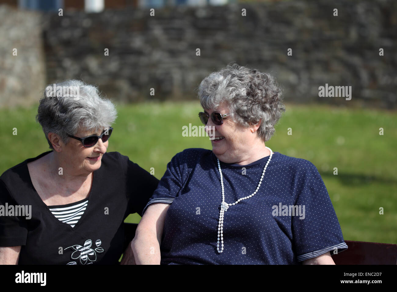 Zwillingsschwestern Lachen draußen - mit kopieren Raum Stockfoto