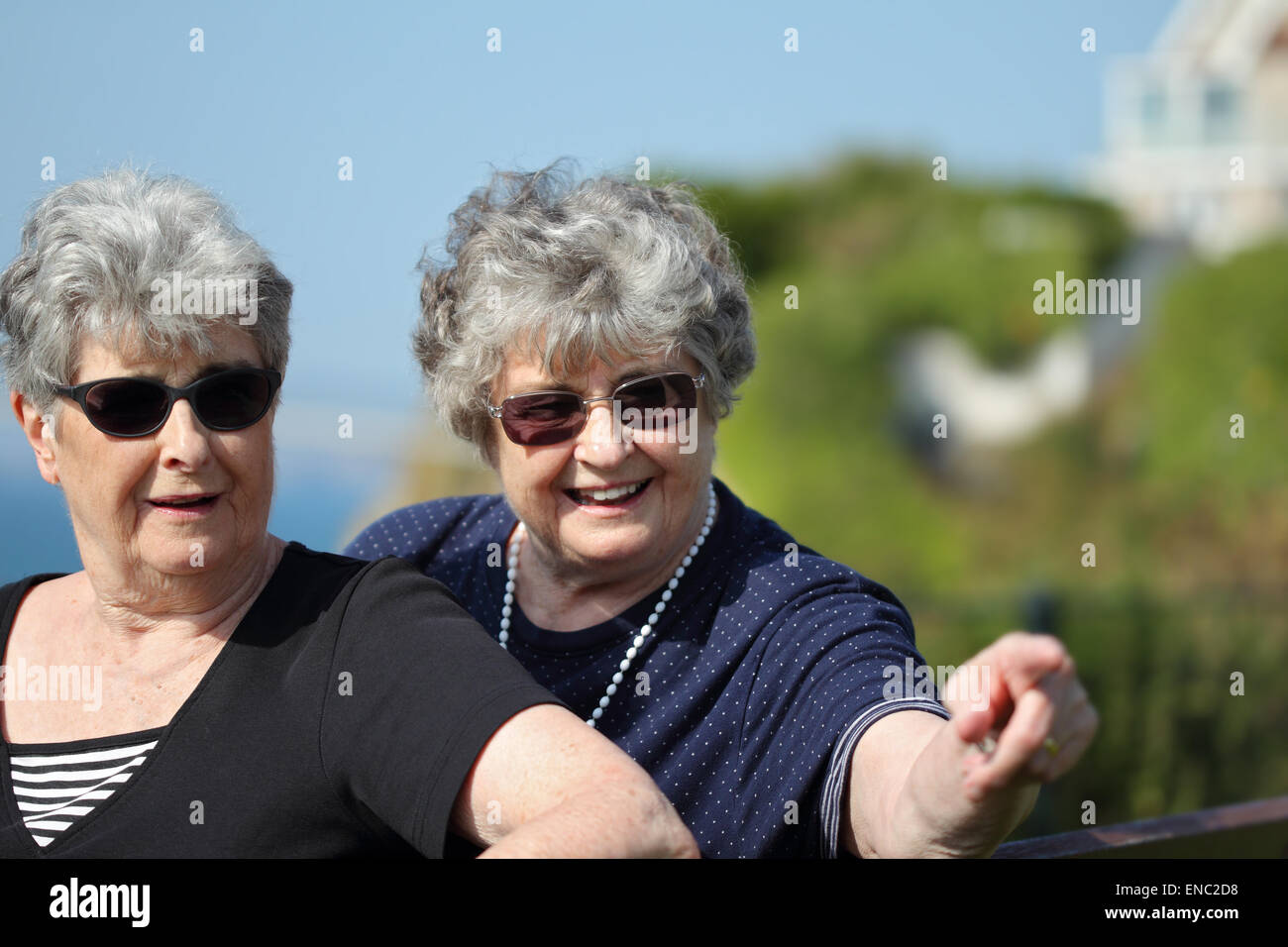 Froh, dass ältere Schwestern außerhalb vom Ozean twin Stockfoto