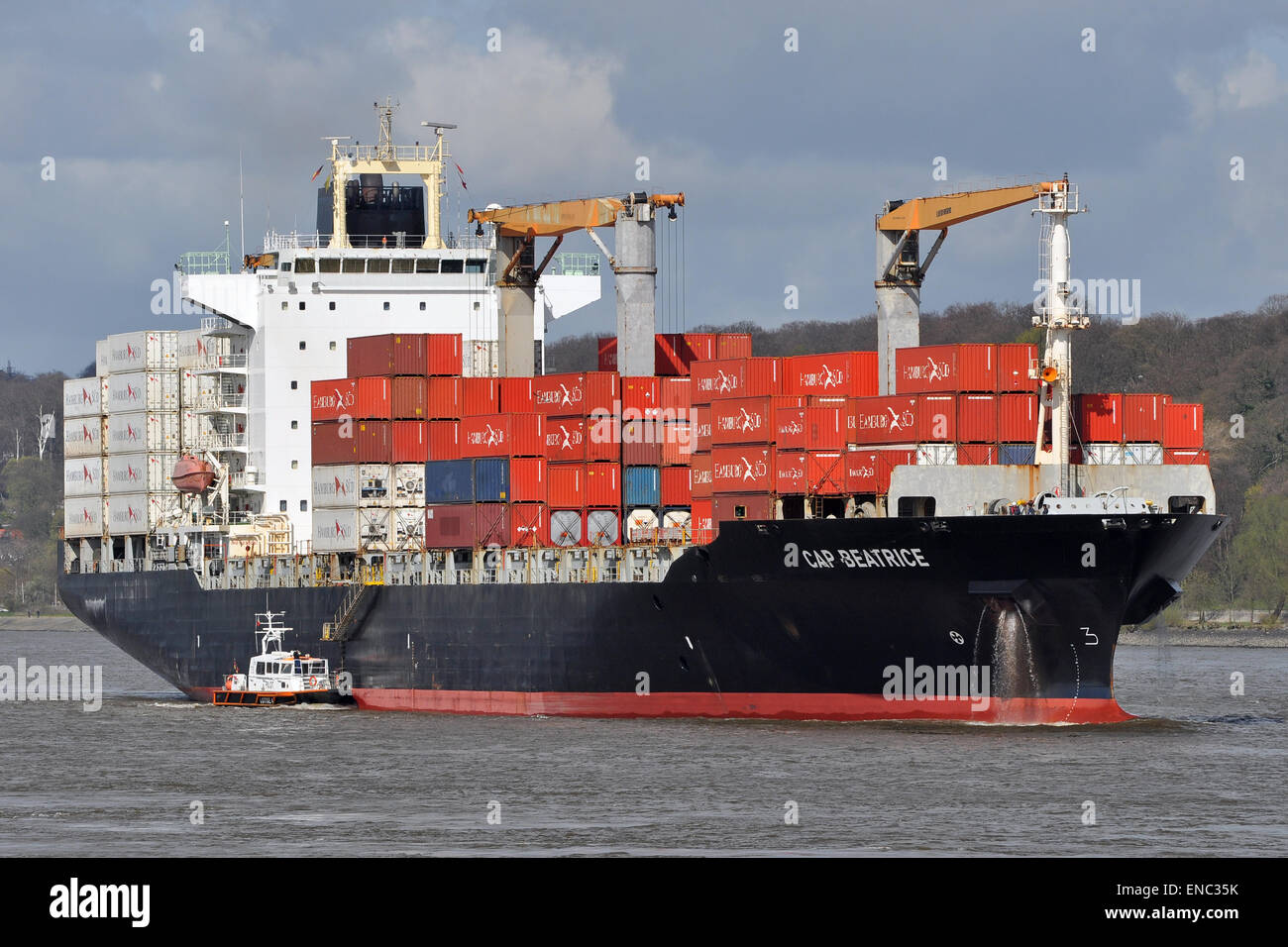 Containervessel Cap Beatrice inbound für Hamburg Stockfoto