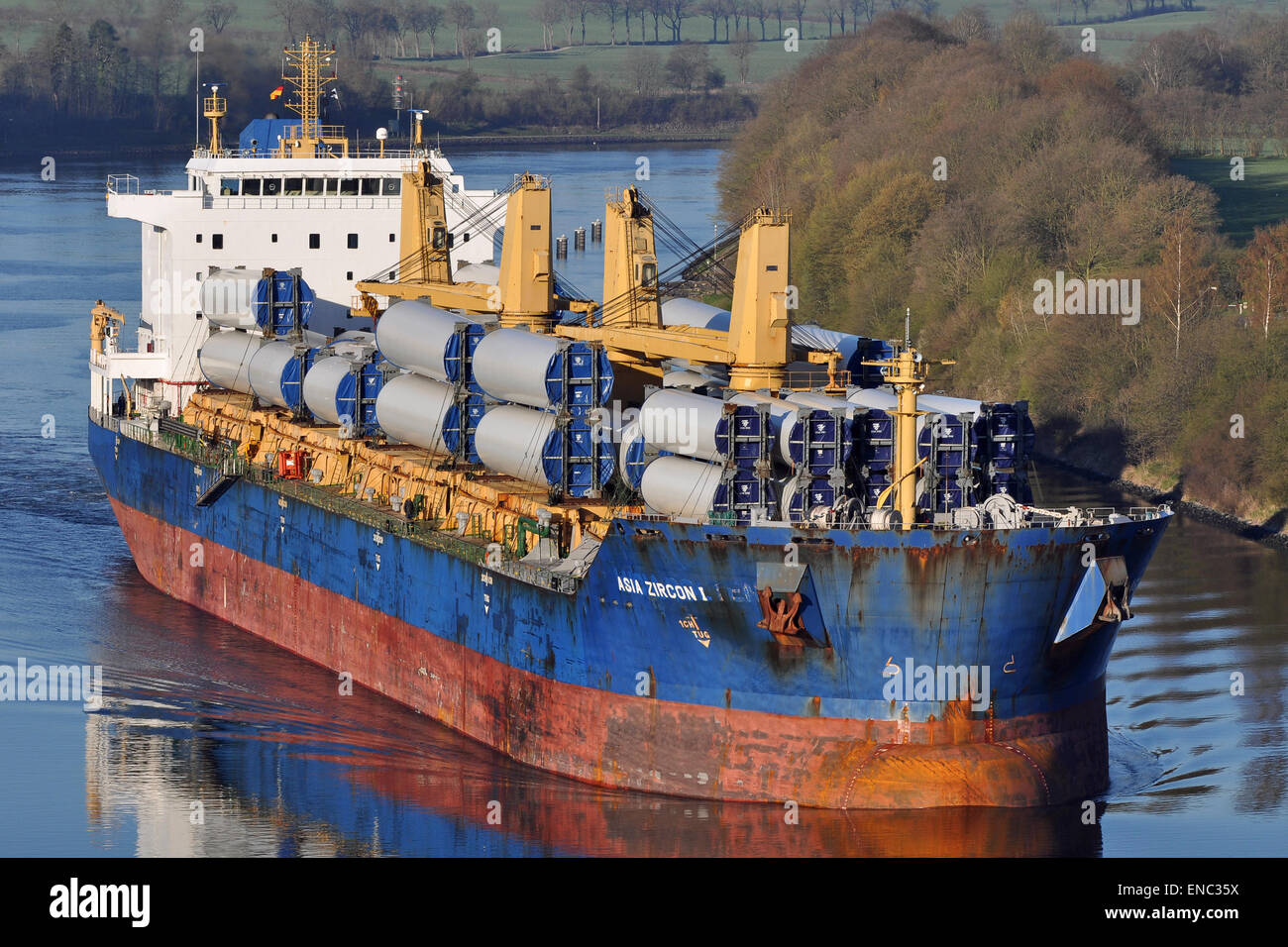 Bulk-Carrier Asien Zirkon ich mit Windkraftanlagen. Stockfoto