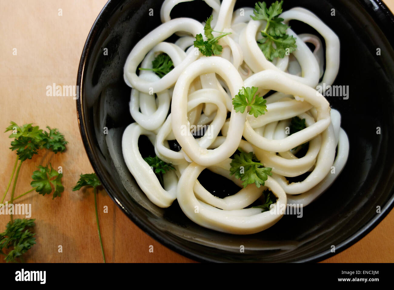 Einfach gekochten Tintenfisch Tintenfisch Ringe mit frischer Petersilie Stockfoto