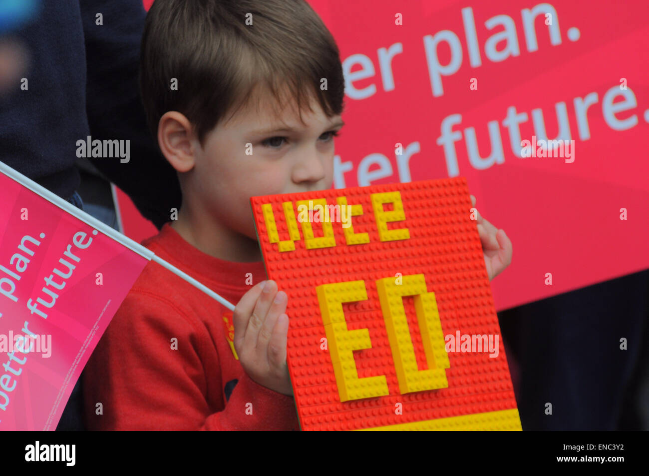 Hastings, East Sussex, UK. 2. Mai ist 2015.Young Ed Miliband Supporter bei Sussex Coast College die wichtigsten Marginalie Sitz in Hastings und Roggen Wahlkreis z.z. von konservativen Amber Rudd gehalten... Bildnachweis: David Burr/Alamy Live-Nachrichten Stockfoto