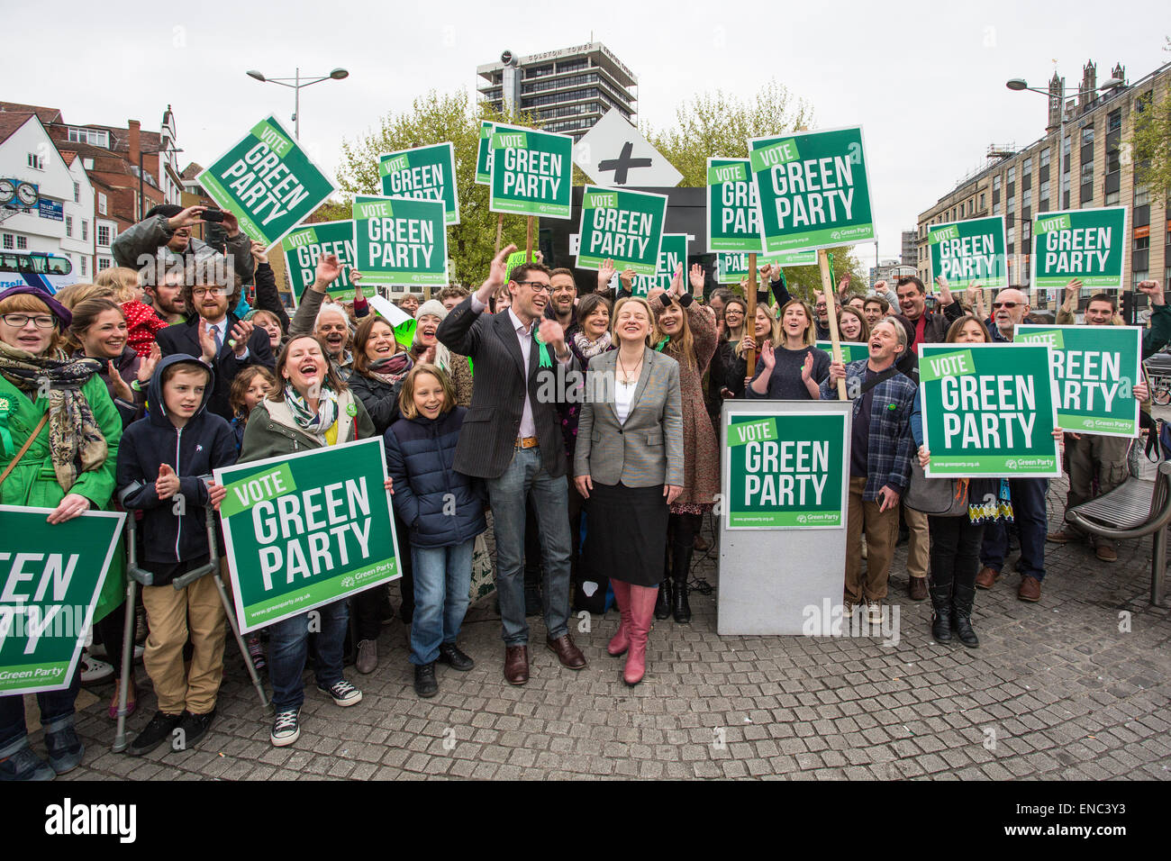 Bristol, UK. 2. Mai 2015. Grüne Partei Führer spricht über die Partei Verkehrspolitik, sprechen neben Bristol West Parlamentskandidatin Darren Hall im Zentrum von Bristol, UK. 2. Mai 2015. Bildnachweis: Redorbital Fotografie/Alamy Live-Nachrichten Stockfoto