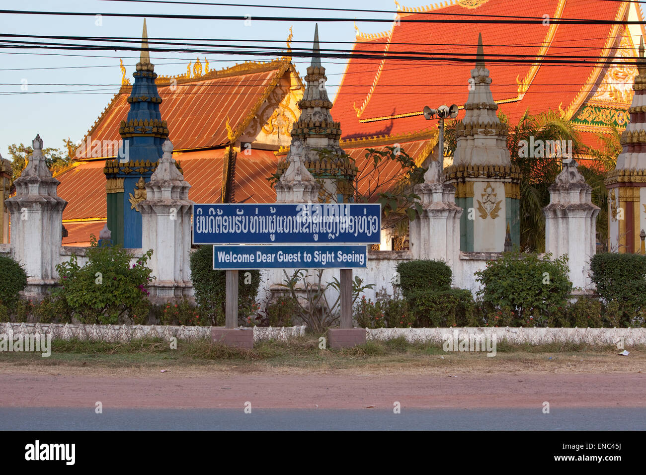 Ein Schild neben der Straße Nr. 13 in Pakse begrüßt Besucher in Laotisch und Englisch. "Herzlich willkommen Sie lieben Gast zu Sightseeing." Stockfoto