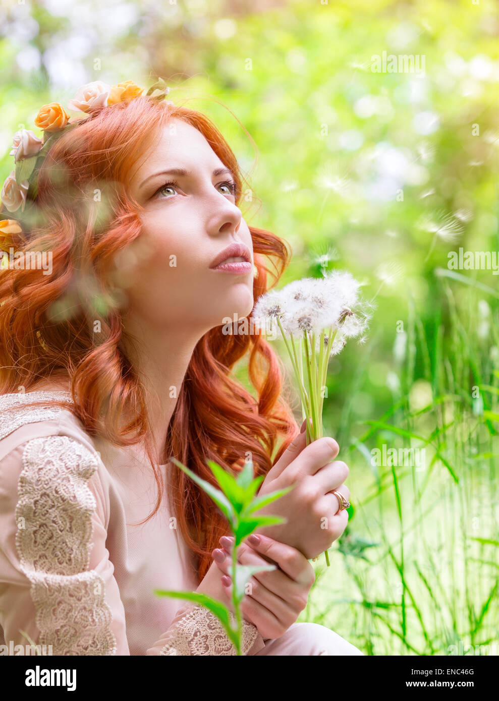 Portrait schöne verträumte Frau auf frischen grünen Wiese mit Löwenzahn Blumenstrauß, Spaß im Frühlingspark, genießen Sie die Schönheit der Natur Stockfoto