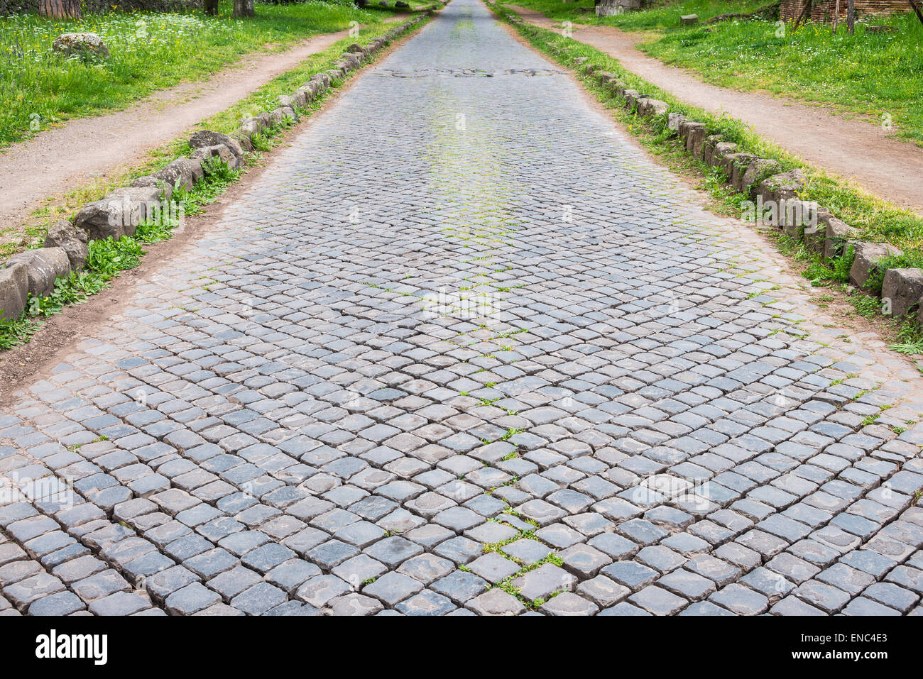 Die alte Straße "Via Appia Antica" in Rom Altstadt, garniert mit ineinandergreifenden Steinen, einer der frühesten Straße. Stockfoto