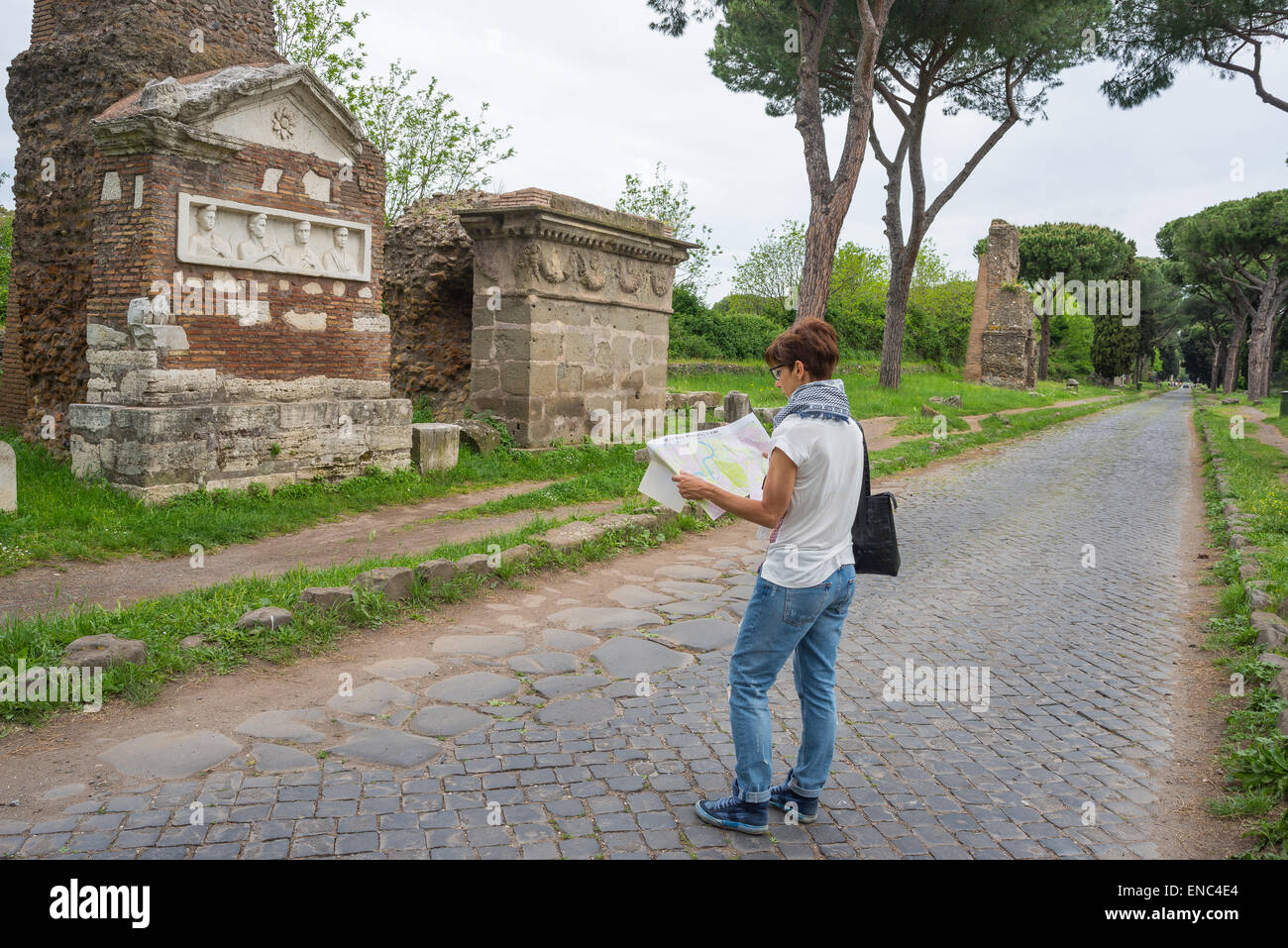 Touristische Karte der alten Straße "Via Appia Antica" in Rom Altstadt, garniert mit ineinandergreifenden Steinen Fortbewegung. Stockfoto