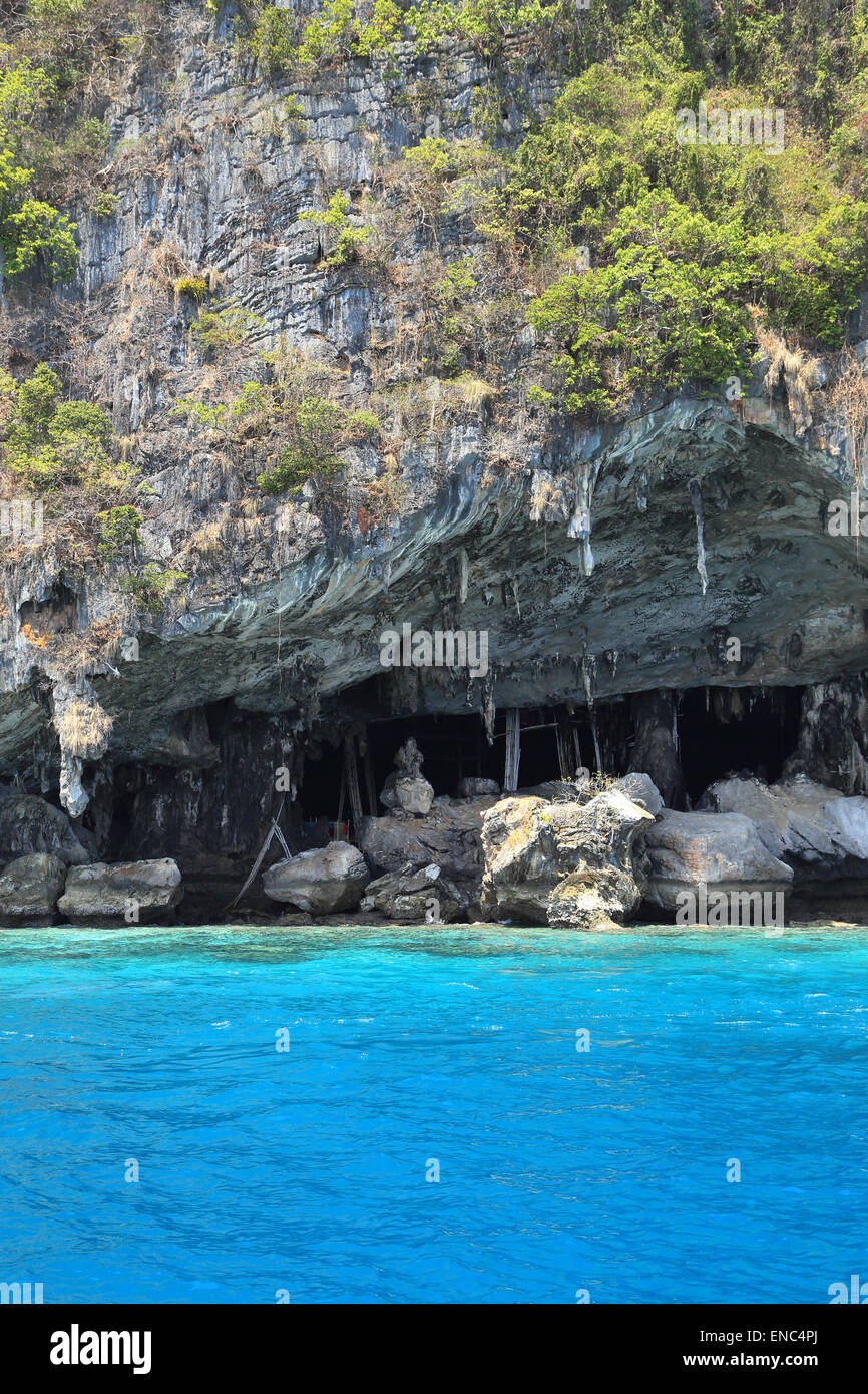 Viking-Höhle wo Vogelnester gesammelt werden. Insel Phi Phi Leh in Krabi, Thailand Stockfoto