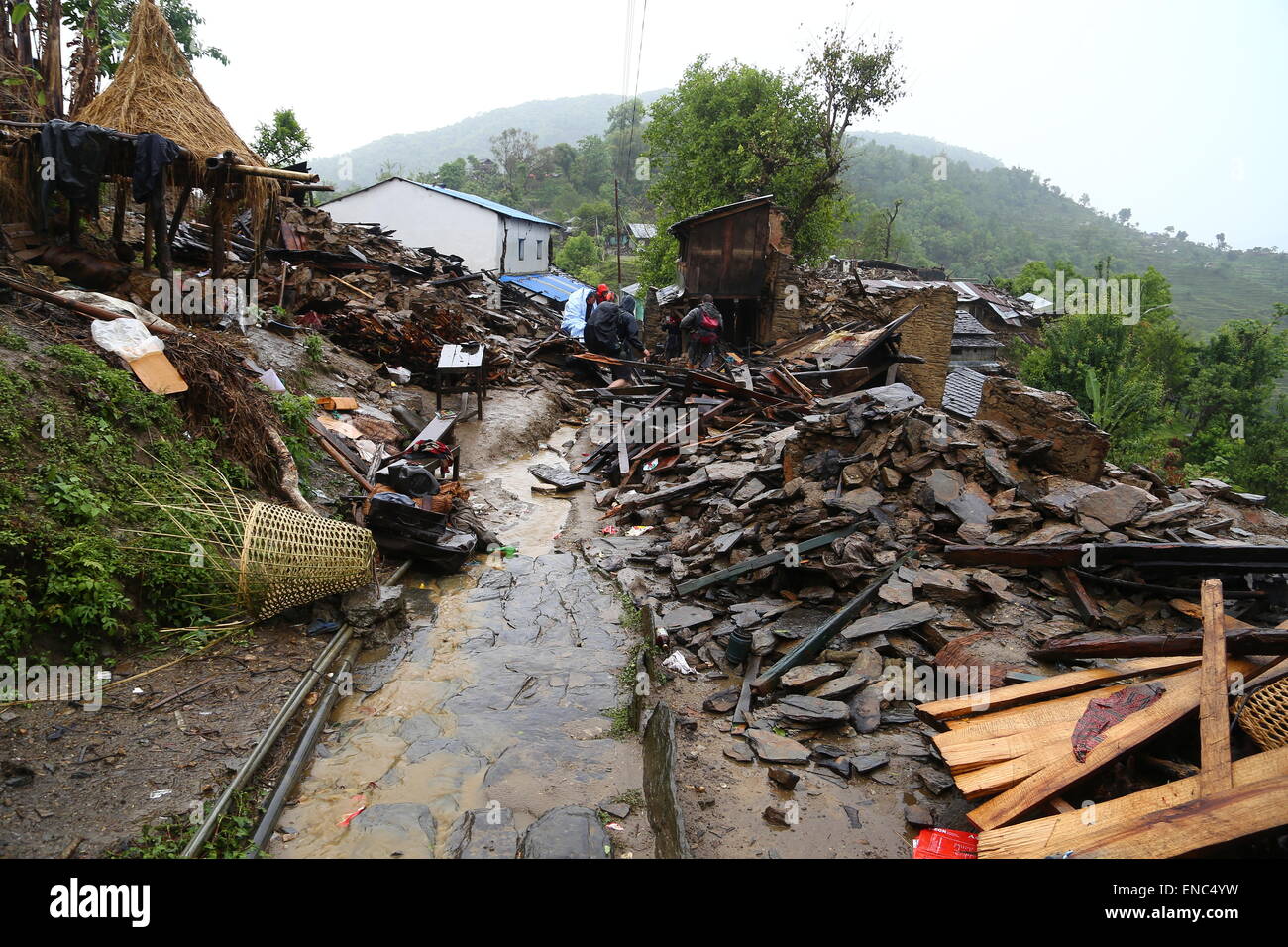 Zerstörte Häuser in der Region Saurpani im Bezirk Gorkha, nahe dem Epizentrum des Erdbebens in Nepal, 28. April 2015. Deutscher Tourist Jordane Schoenfelder und andere Ausländer eine medizinische eingerichtet haben Hilfe Camp hier für die Einheimischen - Basislager - zeigen Sie dient als Ausgangspunkt für Wanderungen in die umliegenden Berge und für Sendungen von Hilfspaketen genannt. Foto: JORDANE SCHOENFELDER/dpa Stockfoto