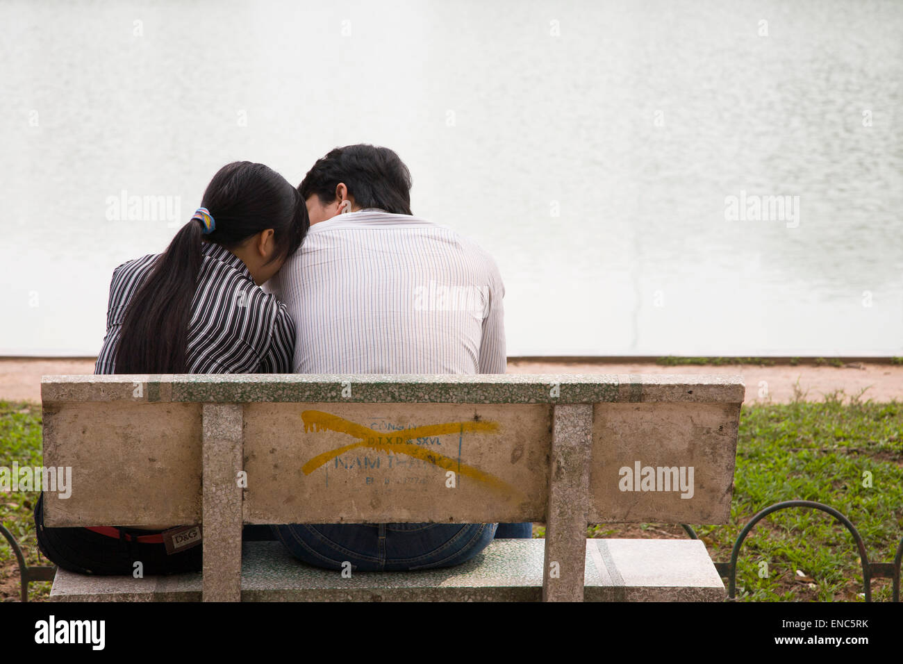 Ein junges Paar auf einer Bank in Hanoi, Vietnam Stockfoto