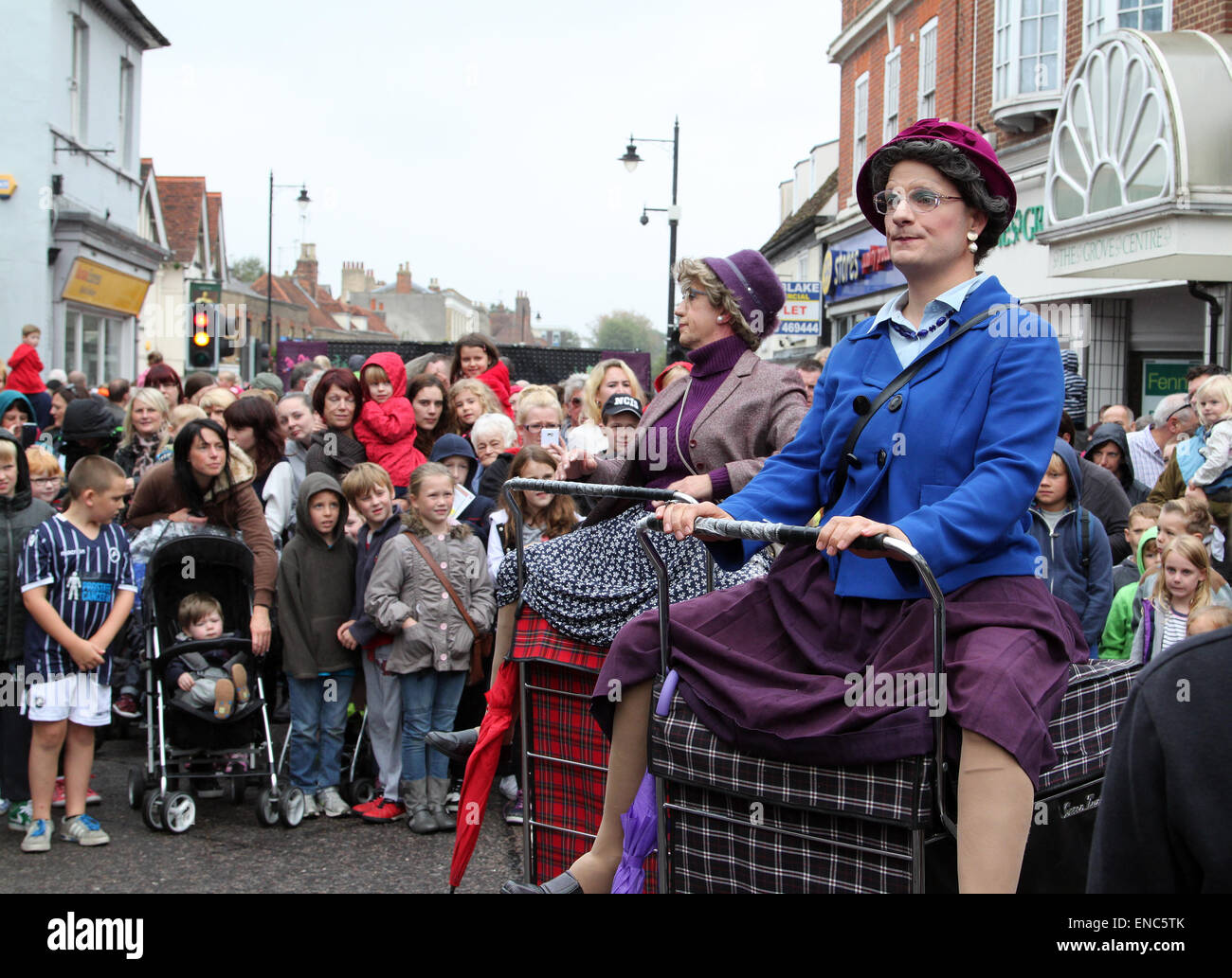 Oma Turismo unterhalten die Massen auf dem International Puppet Festival in Witham, Essex Stockfoto