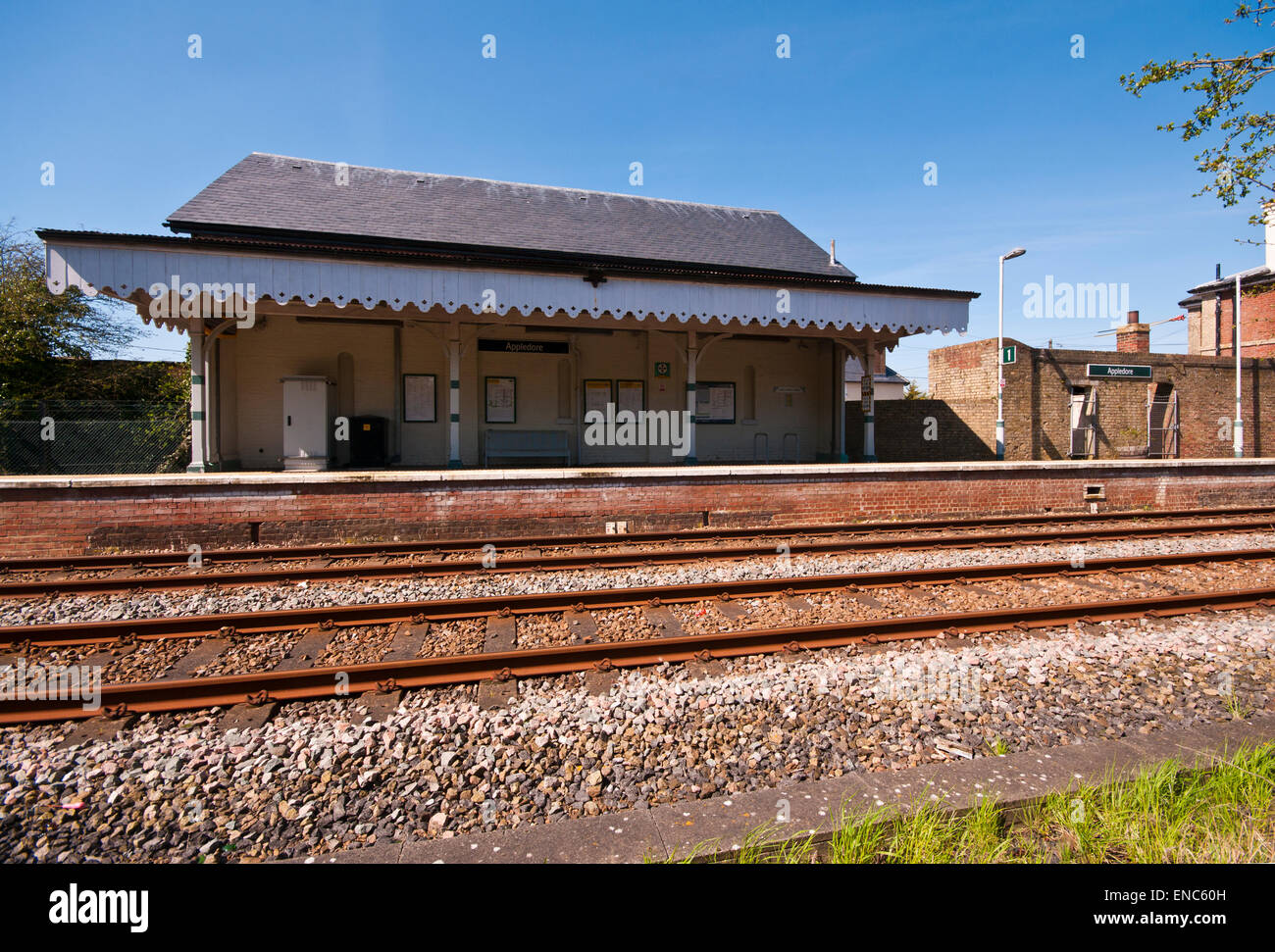 Leere ländlichen Bahnhof Bahnsteig bei Appledore Kent UK Stockfoto