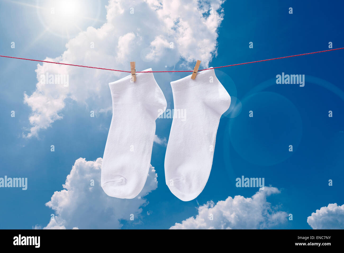 weiße Socken hängen am blauen Himmel Stockfoto