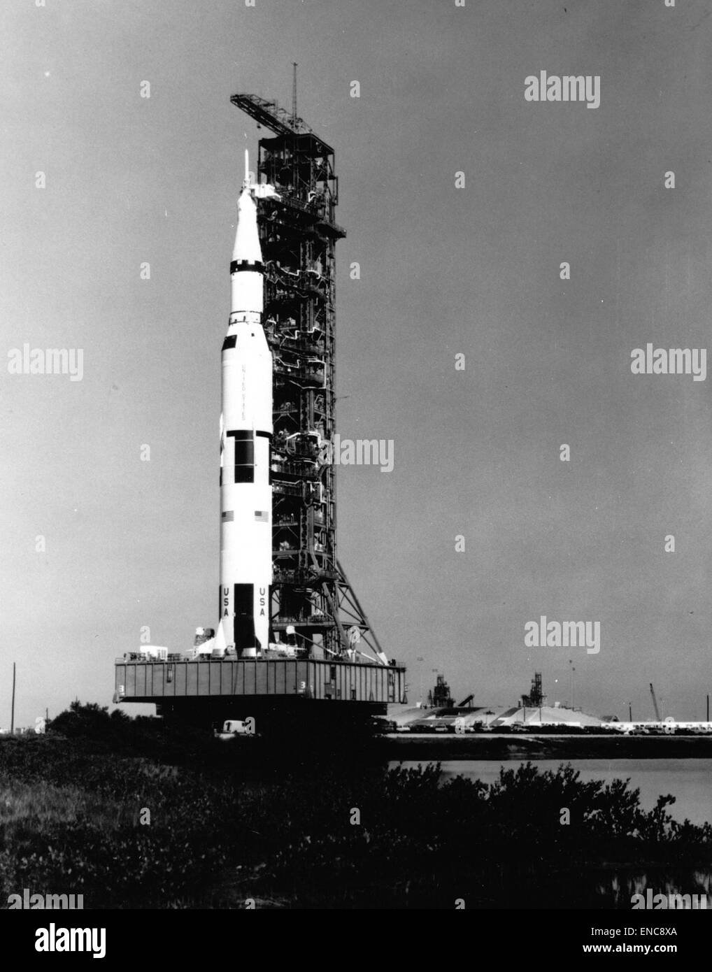 Foto des Rollout des Apollo 13-Raumschiffs, das sich auf den Start am 12. März vorbereitet und einen wichtigen Moment der Weltraumforschung dokumentiert. Stockfoto