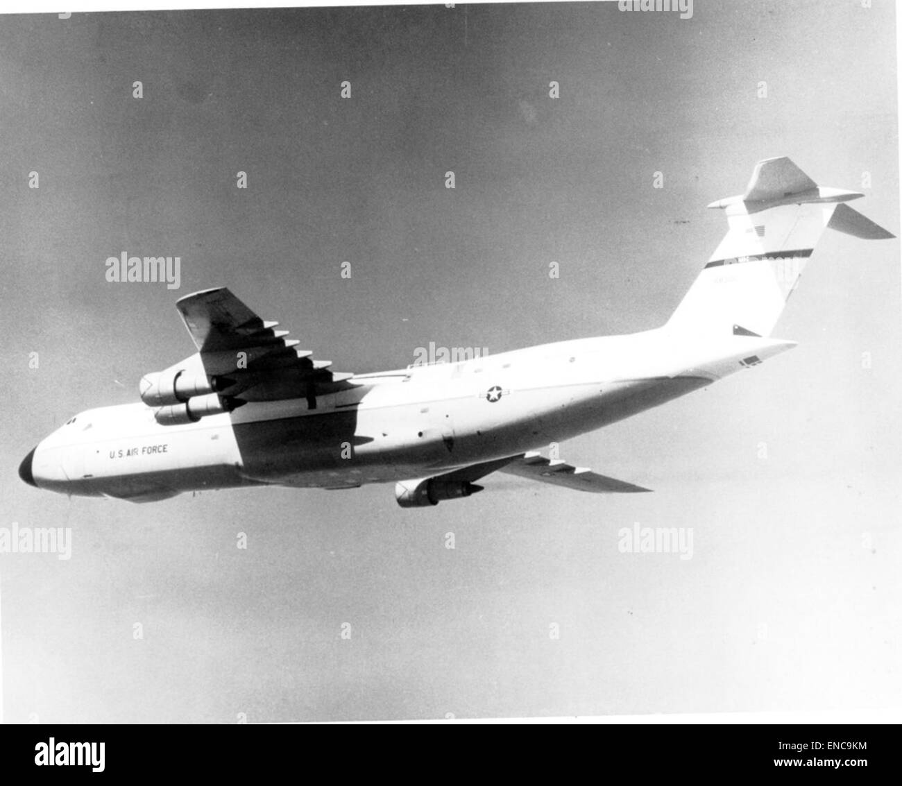 Ein Foto der C-5 Galaxy, eines großen militärischen Transportflugzeugs, das seine Fähigkeiten für schwere Fracht und strategische Lufttransportmissionen demonstriert. Stockfoto