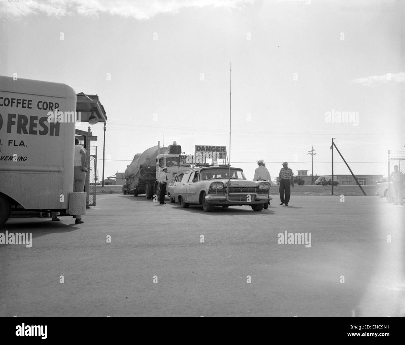 Eine große Kaffeemaschine, die einem Lkw-System ähnelt und für die Kaffeezubereitung in großem Maßstab entwickelt wurde und häufig bei Veranstaltungen oder in industriellen Umgebungen verwendet wird. Stockfoto
