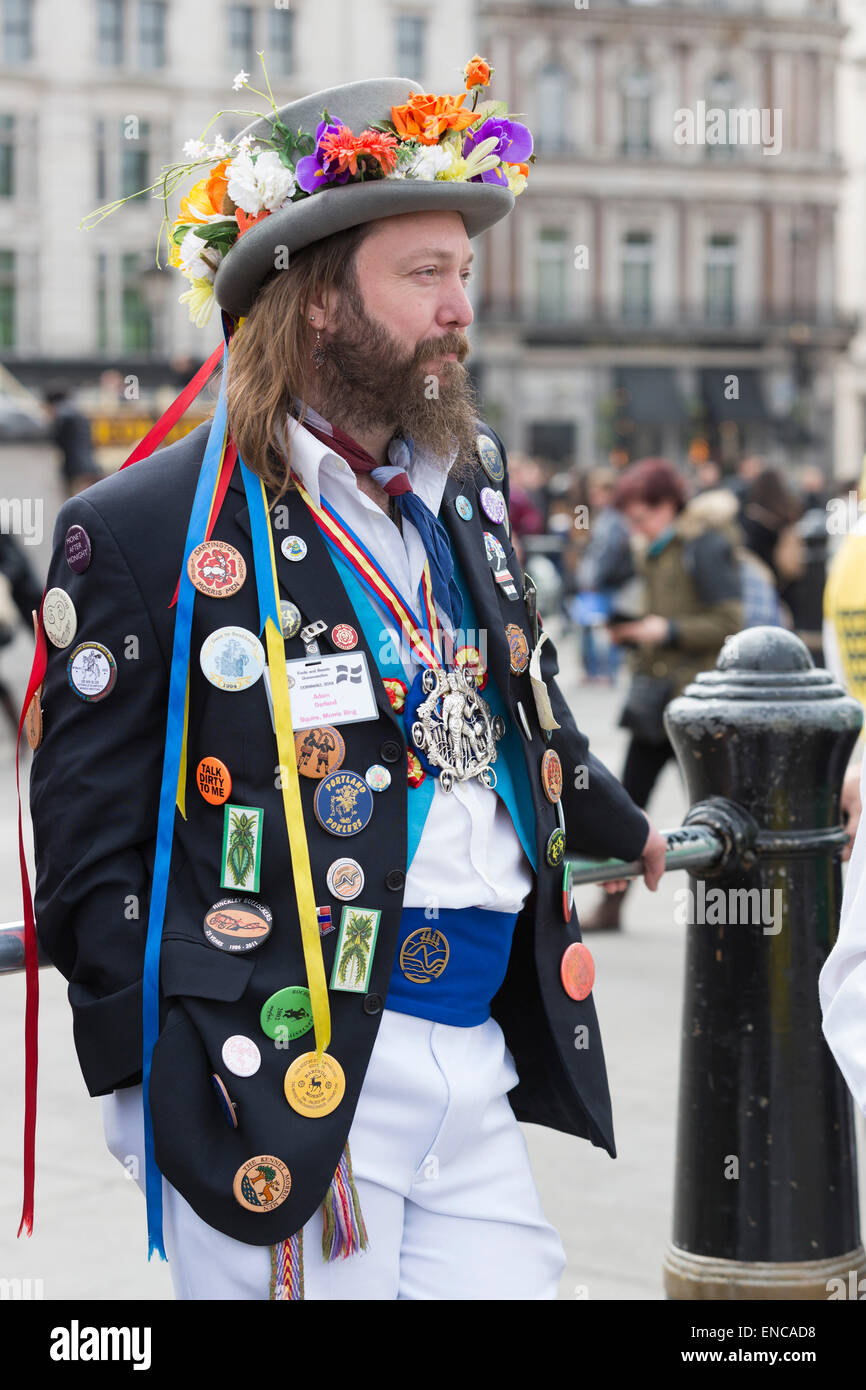 Westminster, London, UK. 2. Mai 2015. Im Bild: Adam Garland, Squire von Morris Ring. Westminster-Tag des Tanzes. Neun Morris Mens Tanzgruppen versammelten sich in Westminster und führten Tänze, die ihren Höhepunkt in einer massierten Performance auf dem Trafalgar Square. Bildnachweis: OnTheRoad/Alamy Live-Nachrichten Stockfoto