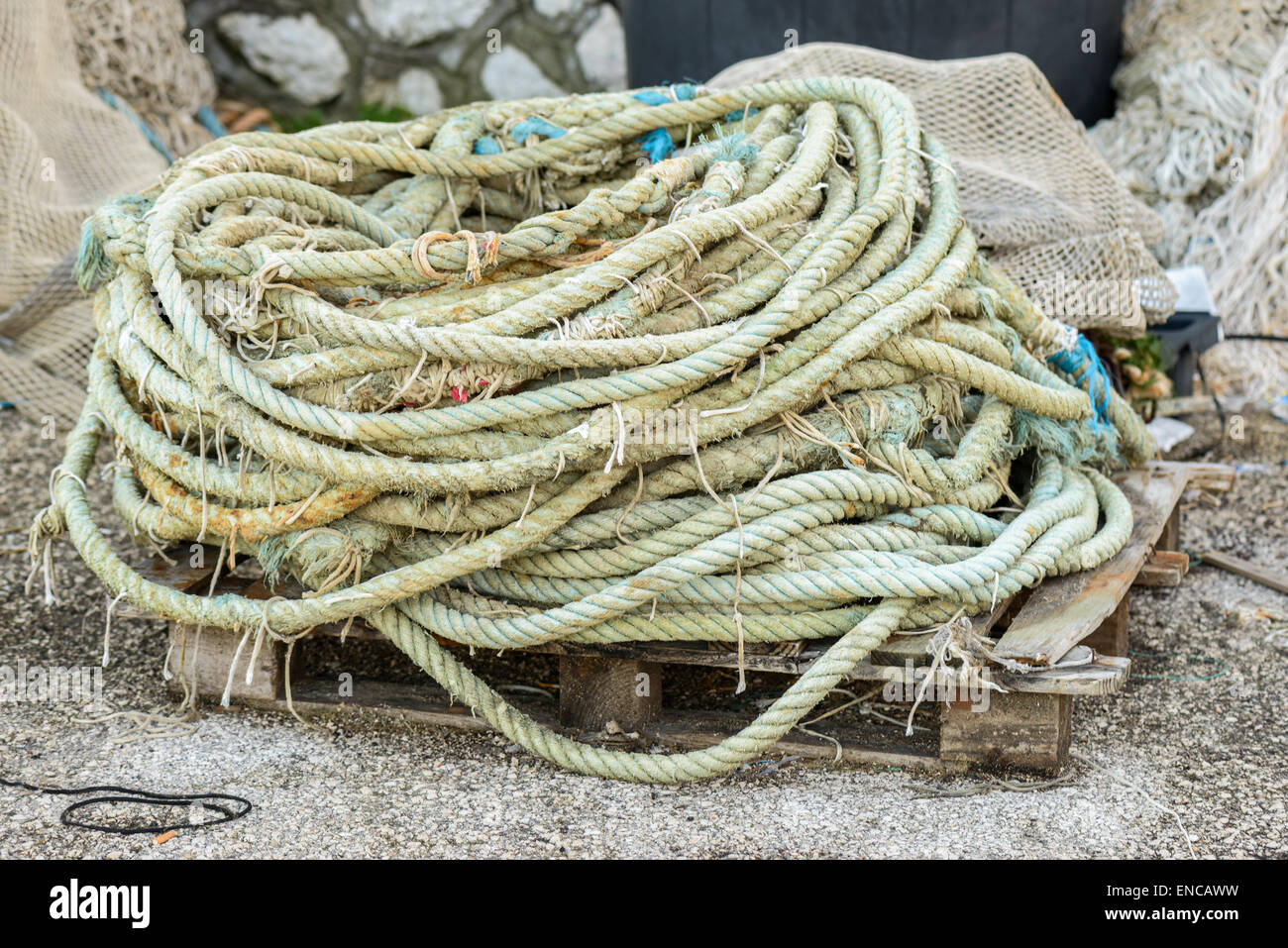 Netze und Sachen für Fische auf Fischerboot im Hafen Stockfoto