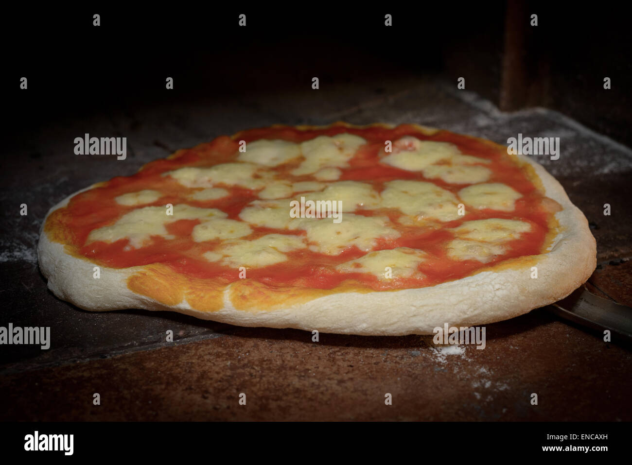 Typische italienische Pizza Margherita in einem hölzernen Dampf gekocht Stockfoto