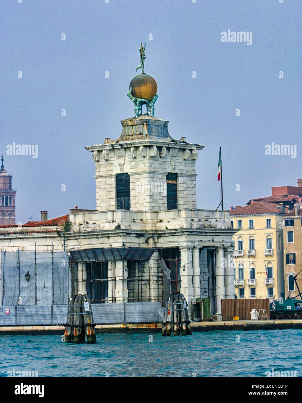 8. Oktober 2004 - ist das dreieckige 15. Jahrhundert Zollhaus Dogana da Mar, Venedig, Provinz Venedig, Italien - der östlichen Spitze der Dorsoduro Sestiere (Bezirk) trifft den Canale Grande auf den Canale della Giudecca, abgedeckt, die einmal alle Boote in den Canal gesteuert. Jetzt ein Kunstmuseum, gekrönt wird Sie von einer aus dem 17. Jahrhundert Giuseppe Benoni Skulptur von zwei Bronze Atlanten halten eine vergoldete Kugel übergestiegen durch die Göttin Fortune hält eine Windfahne, die in den Wind dreht. Venedig, ein UNESCO-Weltkulturerbe zählt zu den beliebtesten internationalen Reisezielen. (Kredit-Bild: © A Stockfoto