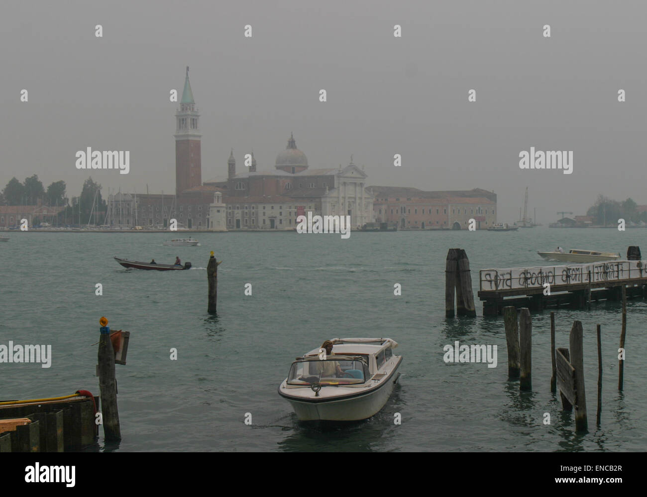 Venedig, Provinz Venedig, Italien. 8. Oktober 2004. Ein Motorboot aus dem Bacino San Marco (St. Marks Becken) segelt im Dock. Im Hintergrund in der Silhouette gehört zu den architektonischen Herrlichkeiten von Venedig, die aus dem 16. Jahrhundert Benediktiner Insel Kirche von San Giorgio Maggiore. Venedig, ein UNESCO-Weltkulturerbe zählt zu den beliebtesten internationalen Reisezielen. © Arnold Drapkin/ZUMA Draht/Alamy Live-Nachrichten Stockfoto