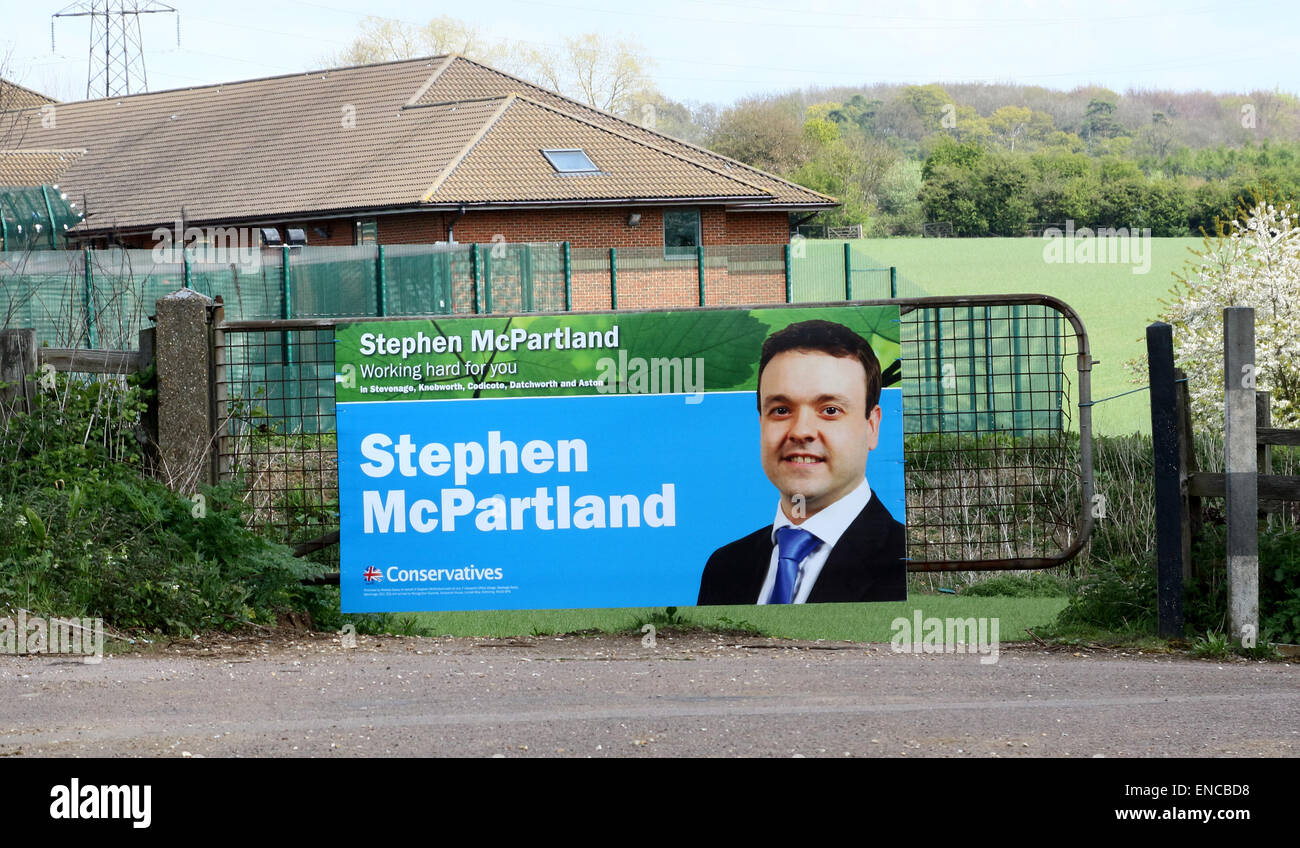 Potton, Bedfordshire, UK. 2. Mai 2015. Konservative Partei Unterstützung Plakat für Stephen McPartland, derzeit MP für Stevenage auf kann 2. 2015 Credit: KEITH MAYHEW/Alamy Live News Stockfoto