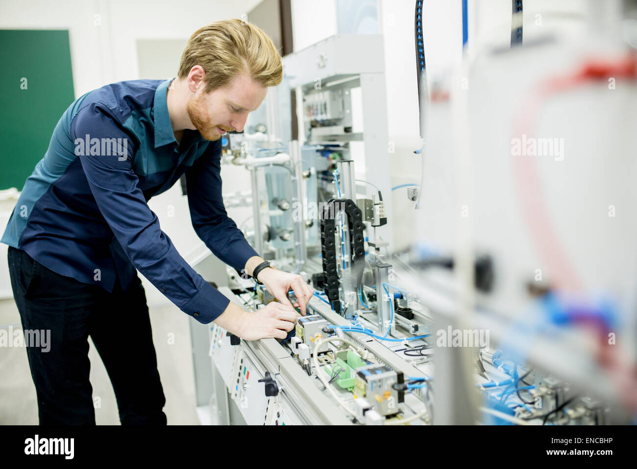 Ingenieur in der Fabrik Stockfoto