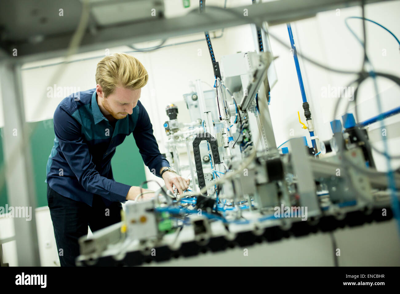 Ingenieur in der Fabrik Stockfoto