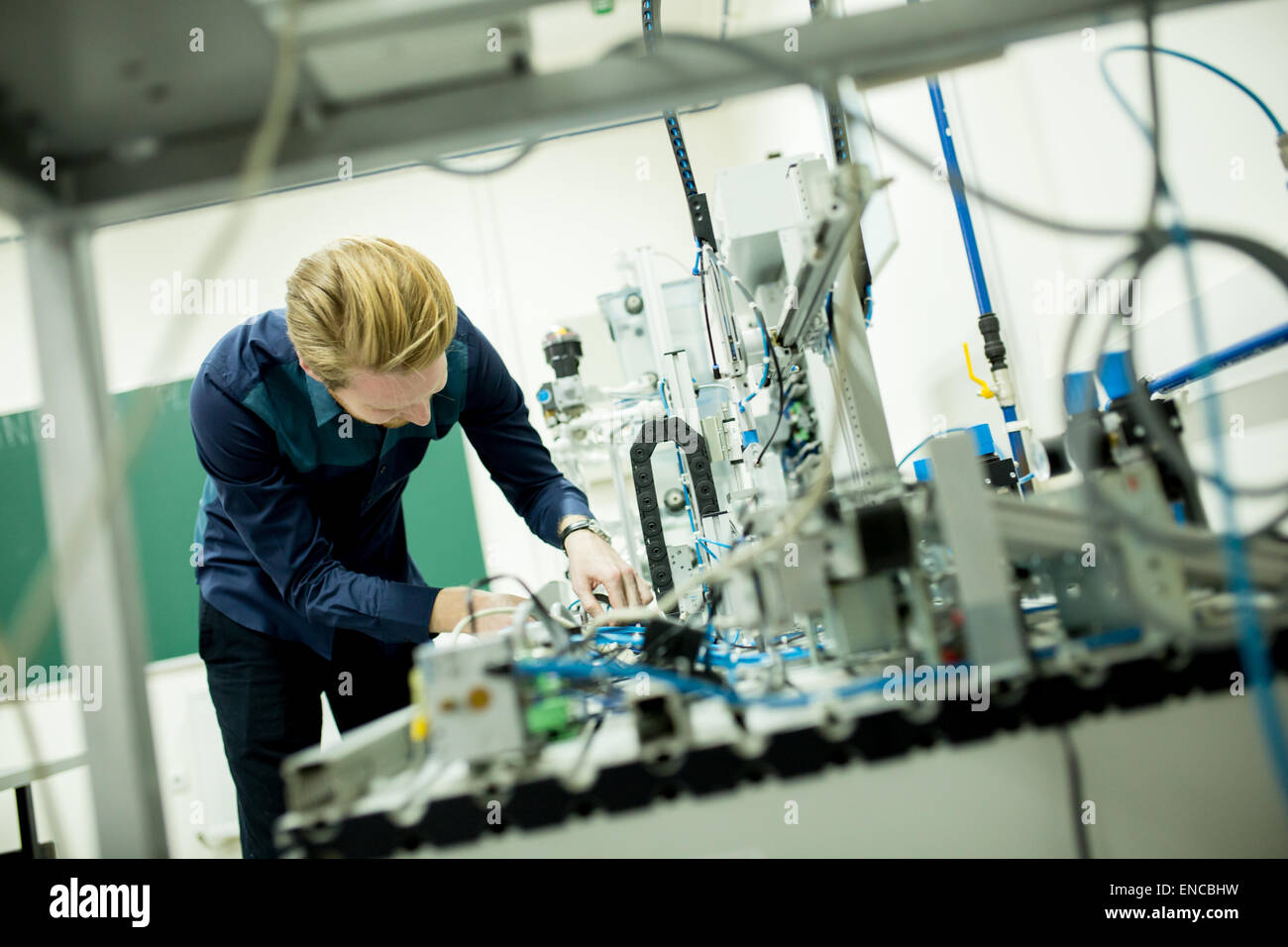 Ingenieur in der Fabrik Stockfoto