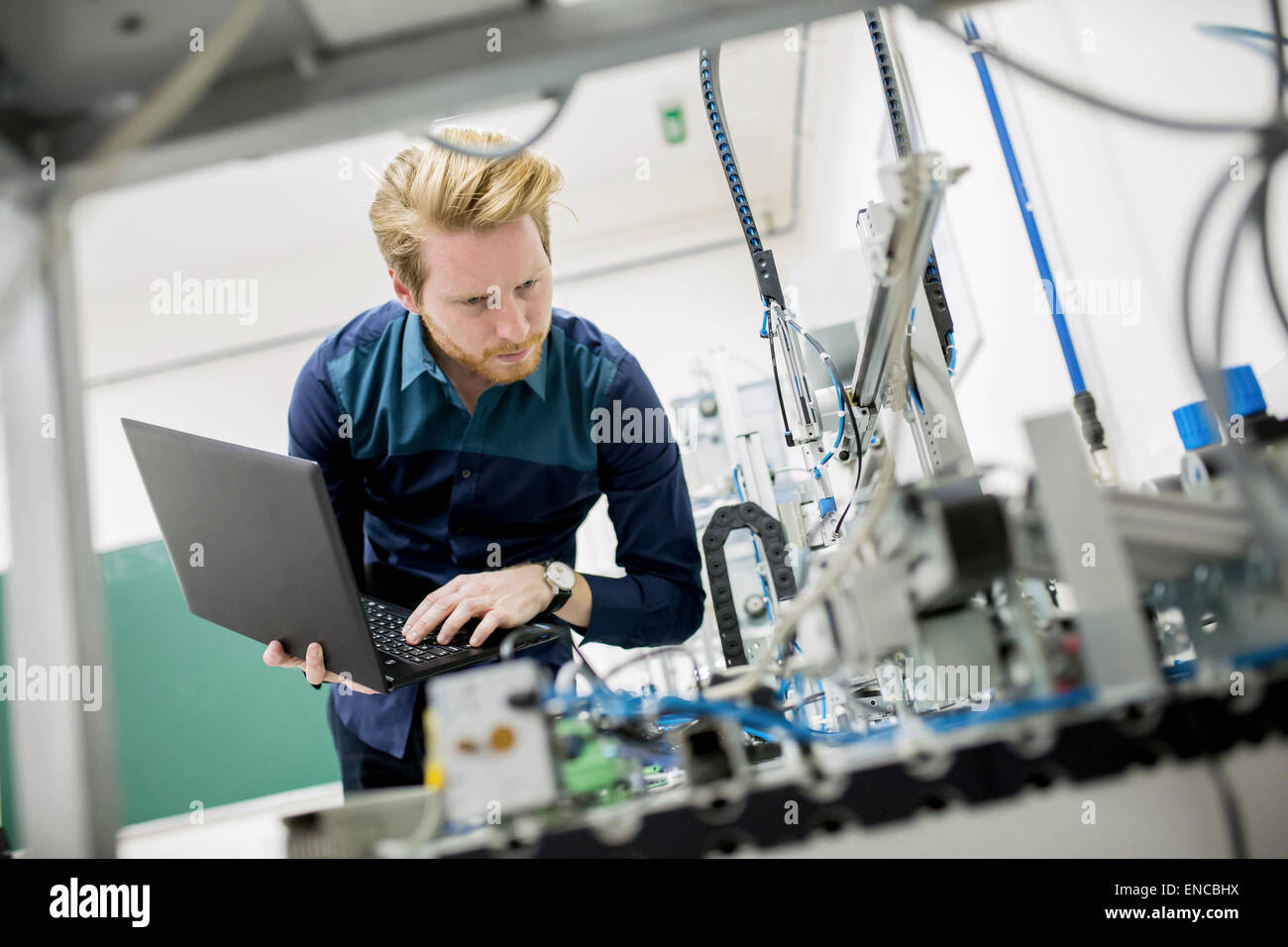 Ingenieur in der Fabrik Stockfoto