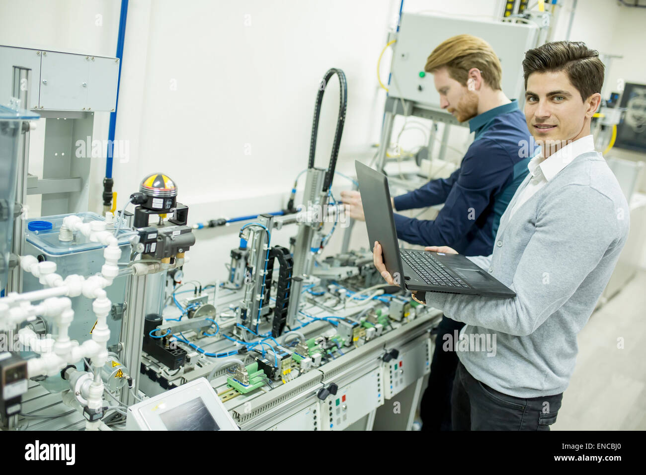Ingenieur in der Fabrik Stockfoto