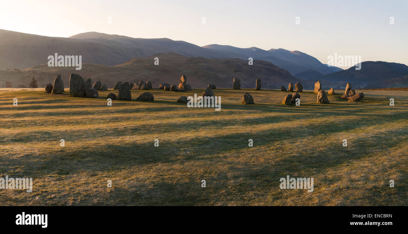 Blick nach Süden vom Castlerigg Steinkreis, in Richtung St. Johns in The Vale im Morgengrauen Stockfoto