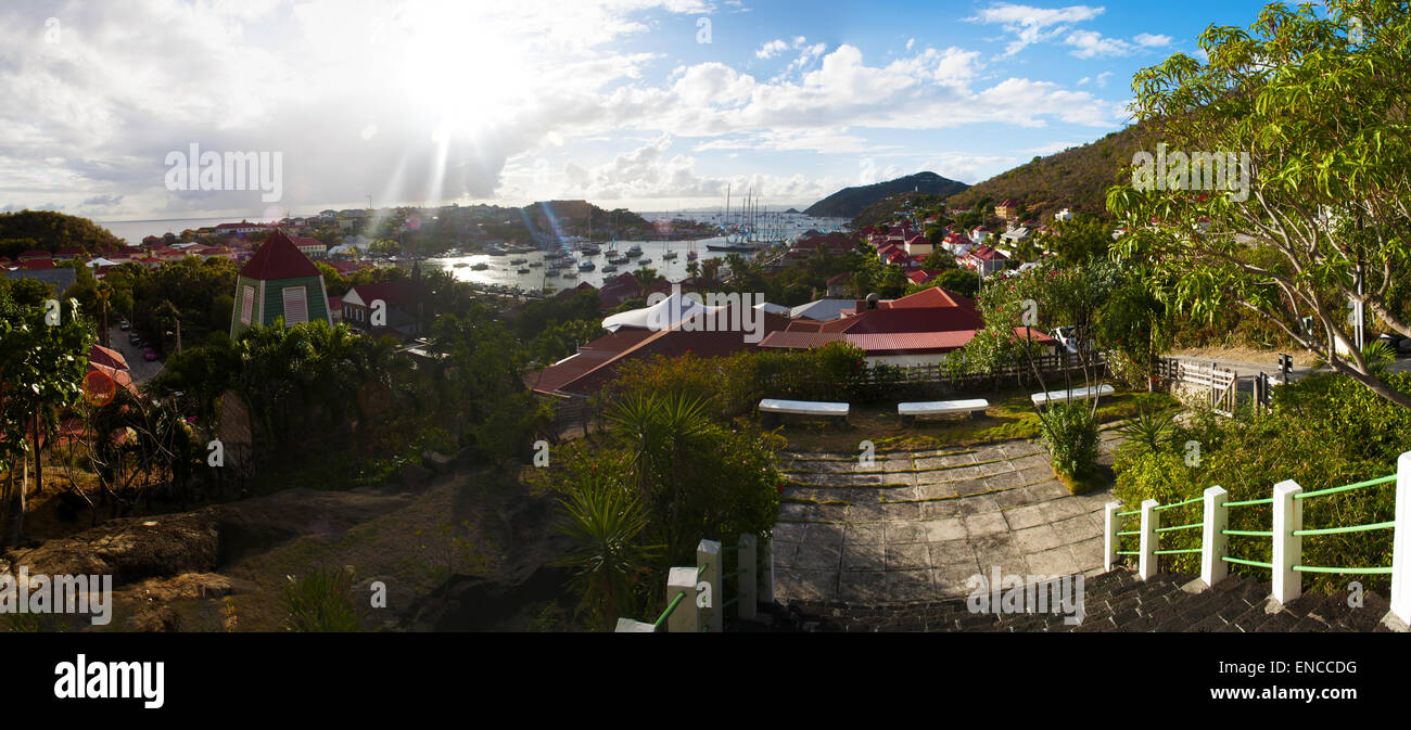 Saint Barthélemy, St. Barths, St. Barts, Antillen, Französische Antillen, Karibik: Panoramablick auf den Hafen und die Skyline von Gustavia Stockfoto