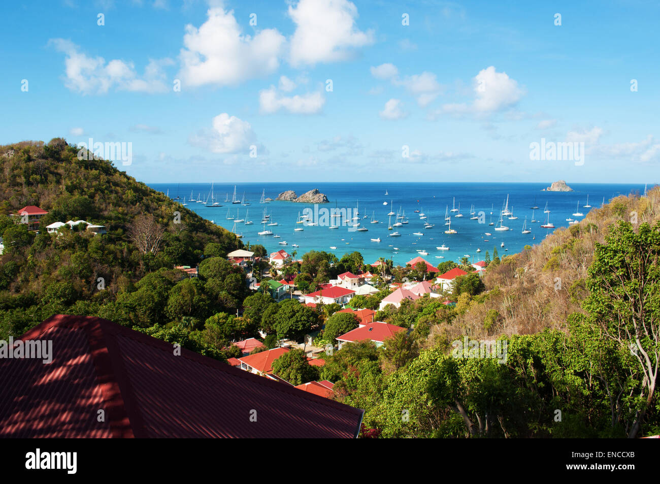 Saint-Barthélemy, French West Indies: das Karibische Meer und die Yachten vor Anker im Hafen von Gustavia aus dem Dorf Corossol gesehen Stockfoto