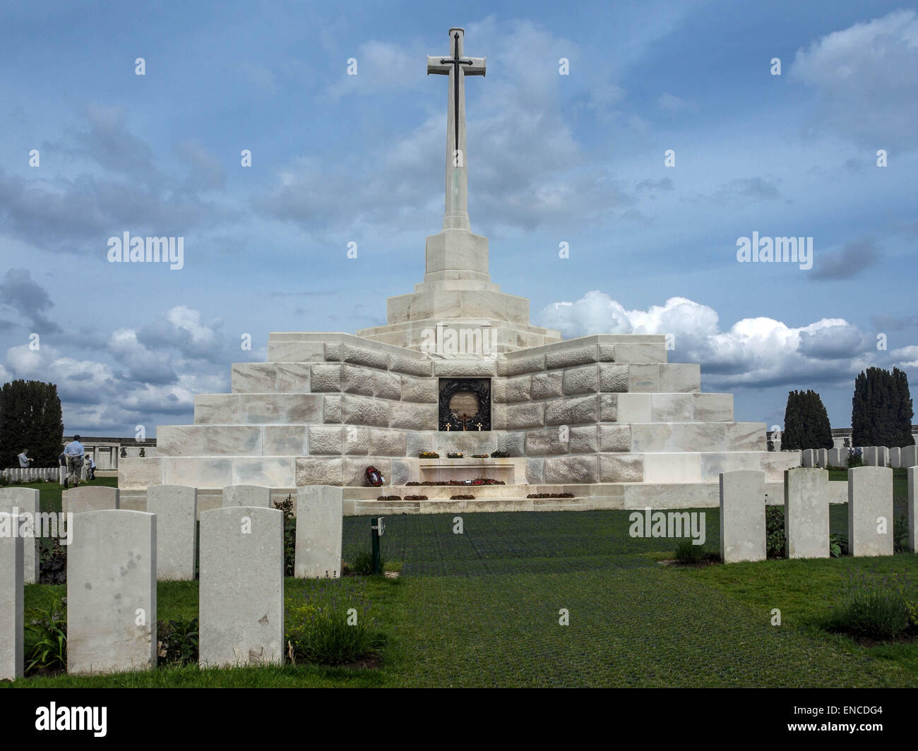 ZONNEBEKE, BELGIEN - 25. MAI 2014: Das Gedenkkreuz auf dem Tyne Cot Friedhof Stockfoto