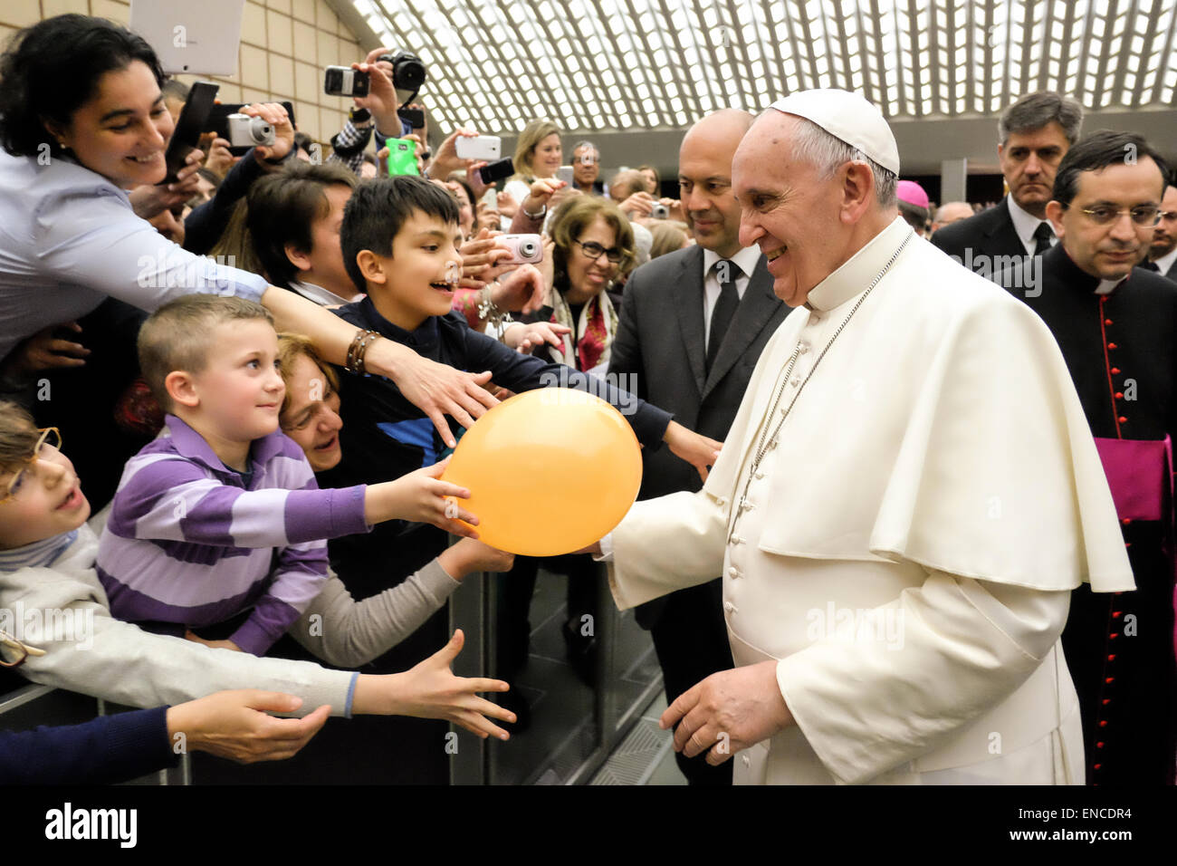 Vatikan. 30. April 2015. Kredit-Papst Francis, Publikum im Saal Nervi, Vatikan 30. April 2015: wirklich Easy Star/Alamy Live News Stockfoto