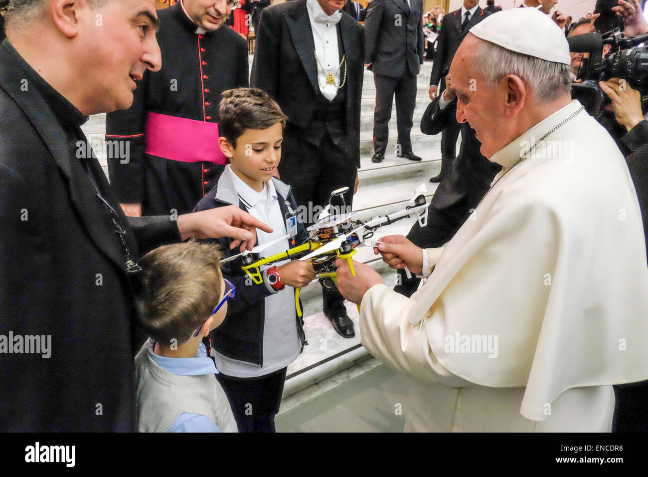 Vatikan. 30. April 2015. Ein Kind Geschenk an Papst Francis eine Drohne Publikum im Saal Nervi, Vatikan 30. April 2015 Credit: wirklich Easy Star/Alamy Live News Stockfoto