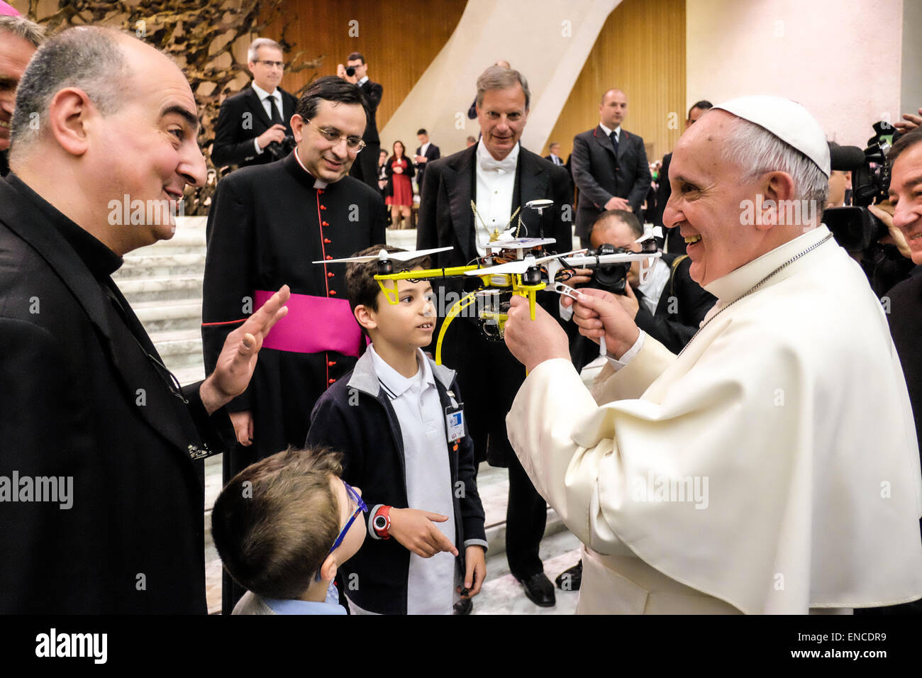 Vatikan. 30. April 2015. Ein Kind Geschenk an Papst Francis eine Drohne Publikum im Saal Nervi, Vatikan 30. April 2015 Credit: wirklich Easy Star/Alamy Live News Stockfoto