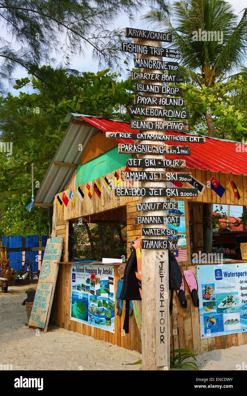 Touristische Aktivitäten Zeichen und Hütte am Strand von Pantai Cenang, Langkawi, Malaysia Stockfoto