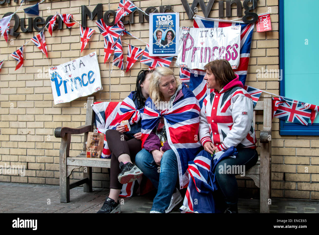 2. Mai 2015 - London UK - ist es ein Mädchen, Royal Super warten neue außerhalb der Lindo Flügel. Bildnachweis: Darren Attersley/Alamy Live News Stockfoto