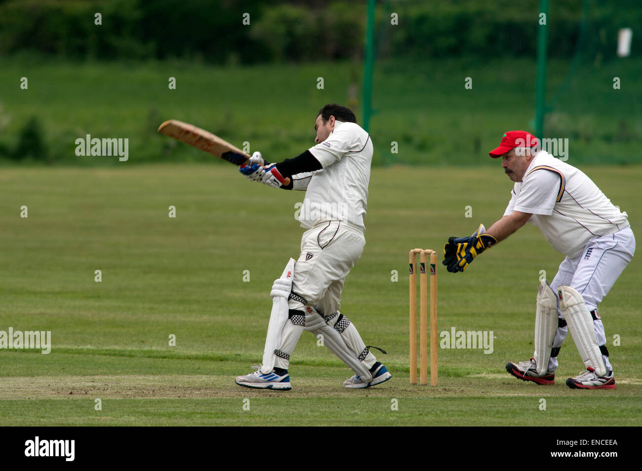 Bearley, Warwickshire, UK. 2. Mai 2015. Am Eröffnungstag der 2015 Cotswold Hills Cricket League, Alvechurch Fledermaus gegen die Heimmannschaft Bearley in einer Abteilung 6-Vorrichtung. Bildnachweis: Colin Underhill/Alamy Live-Nachrichten Stockfoto