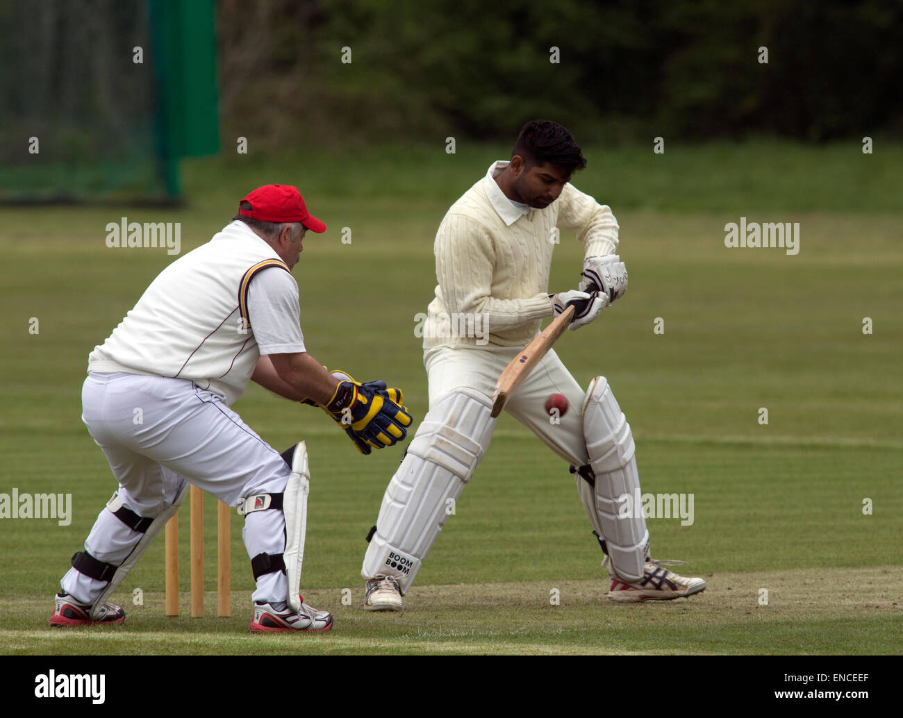 Bearley, Warwickshire, UK. 2. Mai 2015. Am Eröffnungstag der 2015 Cotswold Hills Cricket League, Alvechurch Fledermaus gegen die Heimmannschaft Bearley in einer Abteilung 6-Vorrichtung. Bildnachweis: Colin Underhill/Alamy Live-Nachrichten Stockfoto