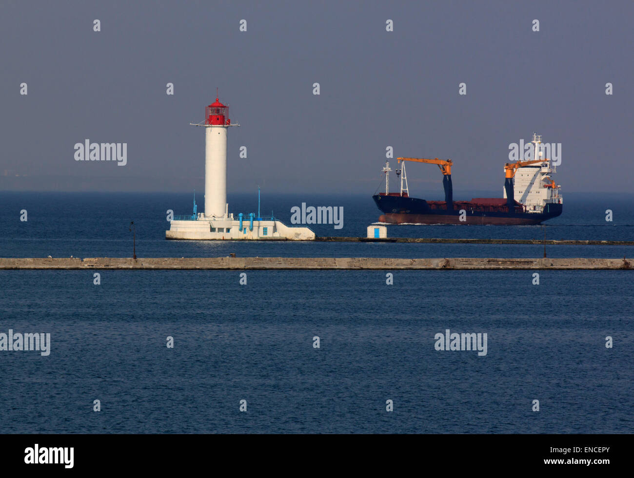 Schiff zum Hafen von Odessa in der Nähe von Leuchtturm Stockfoto