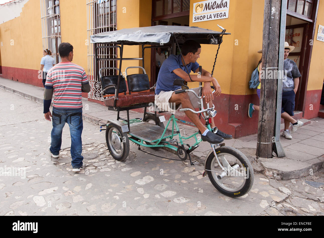 Eine Fahrradrikscha, ruht in einer Ecke in Trinidad, Kuba. Stockfoto