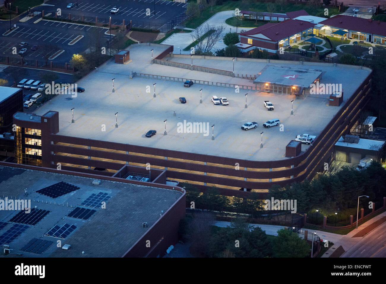 "Downtown Atlanta in Georga USA Innenstadt Bürogebäude mit Parkplatz auf dem Dach Stockfoto