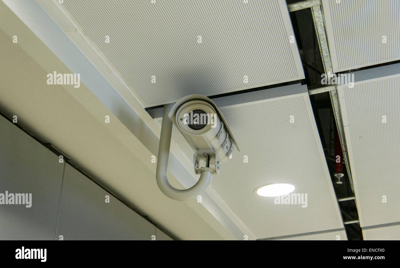 CCTV-Kamera an der weißen Decke installiert. Stockfoto