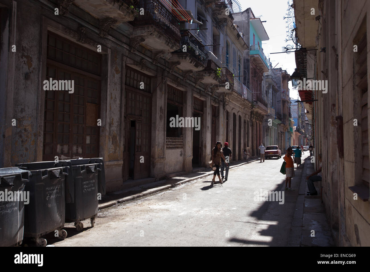 Sonne Schatten der Gebäude in einer Straße in Havanna, Kuba. Stockfoto