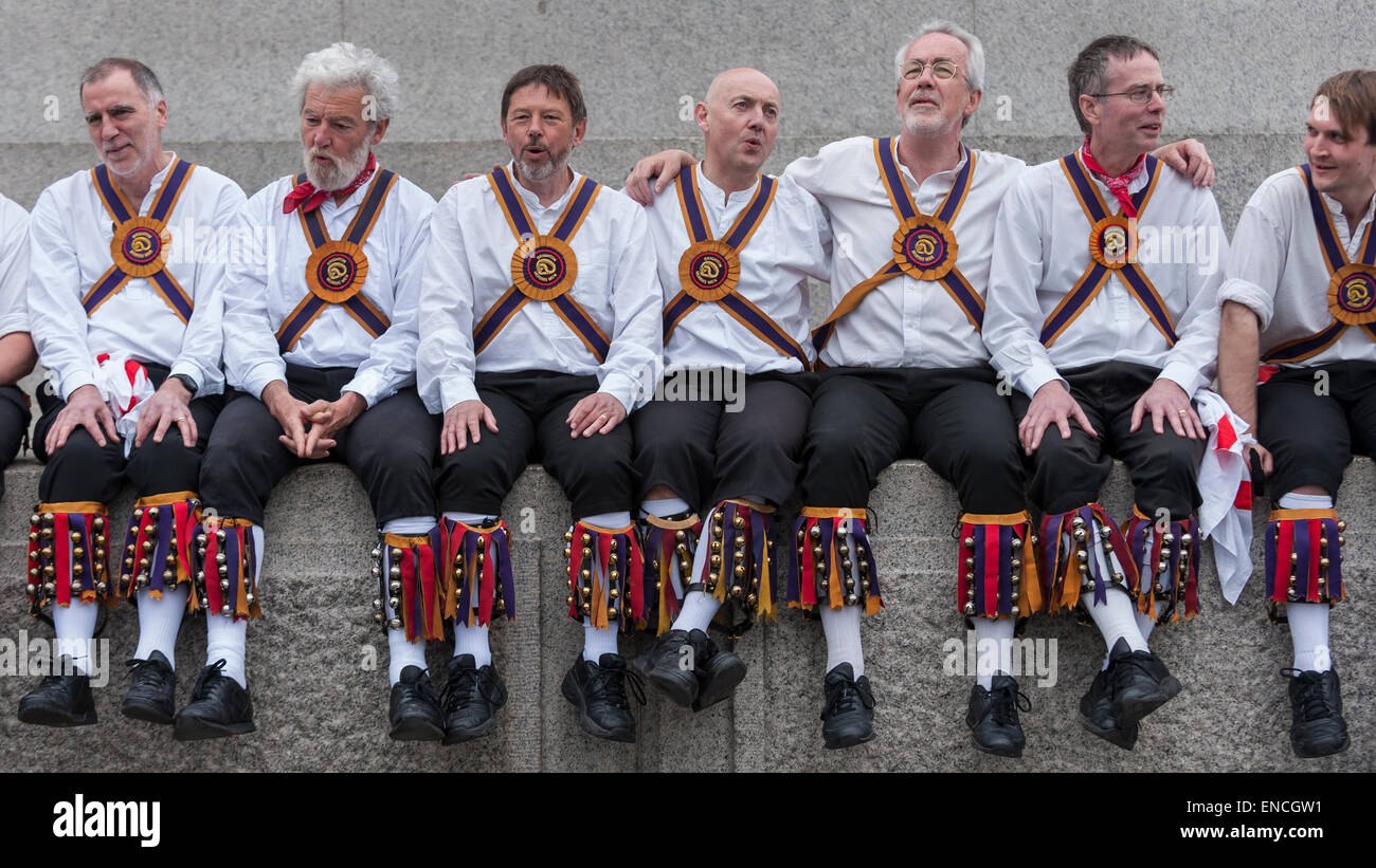 London, UK. 2. Mai 2015. Teilnehmer, die Teilnahme an der Westminster Morris Männer "Tag des Tanzes" auf dem Trafalgar Square vor verwirrte Touristen. Morris Männer Gruppen stammen aus so weit wie Brighton und Newcastle an dieser jährlichen Veranstaltung teilnehmen. Bildnachweis: Stephen Chung / Alamy Live News Stockfoto